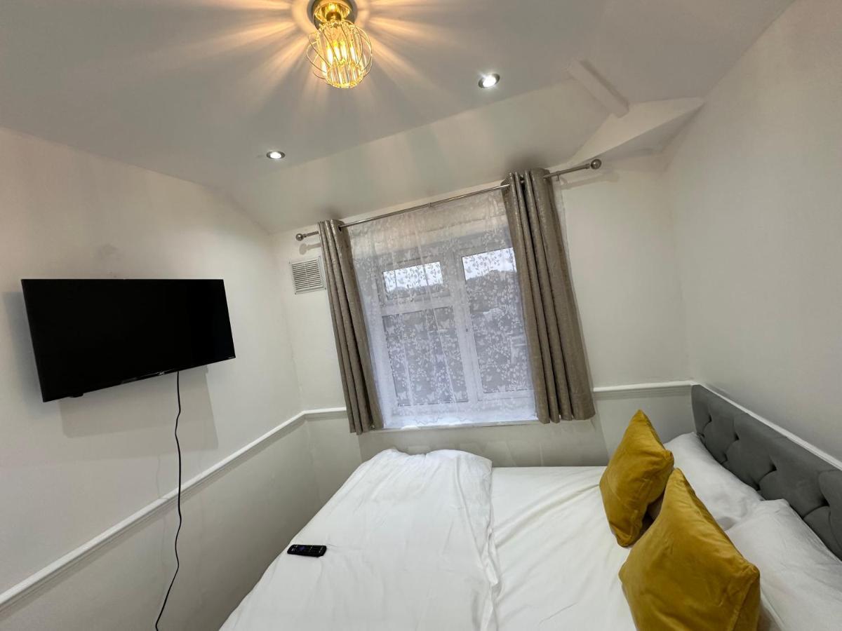 3Rd Studio Flat With Private Toilet And Bathroom Setup For Family Enjoyment 134 Keedonwood Road Bromley Exterior photo