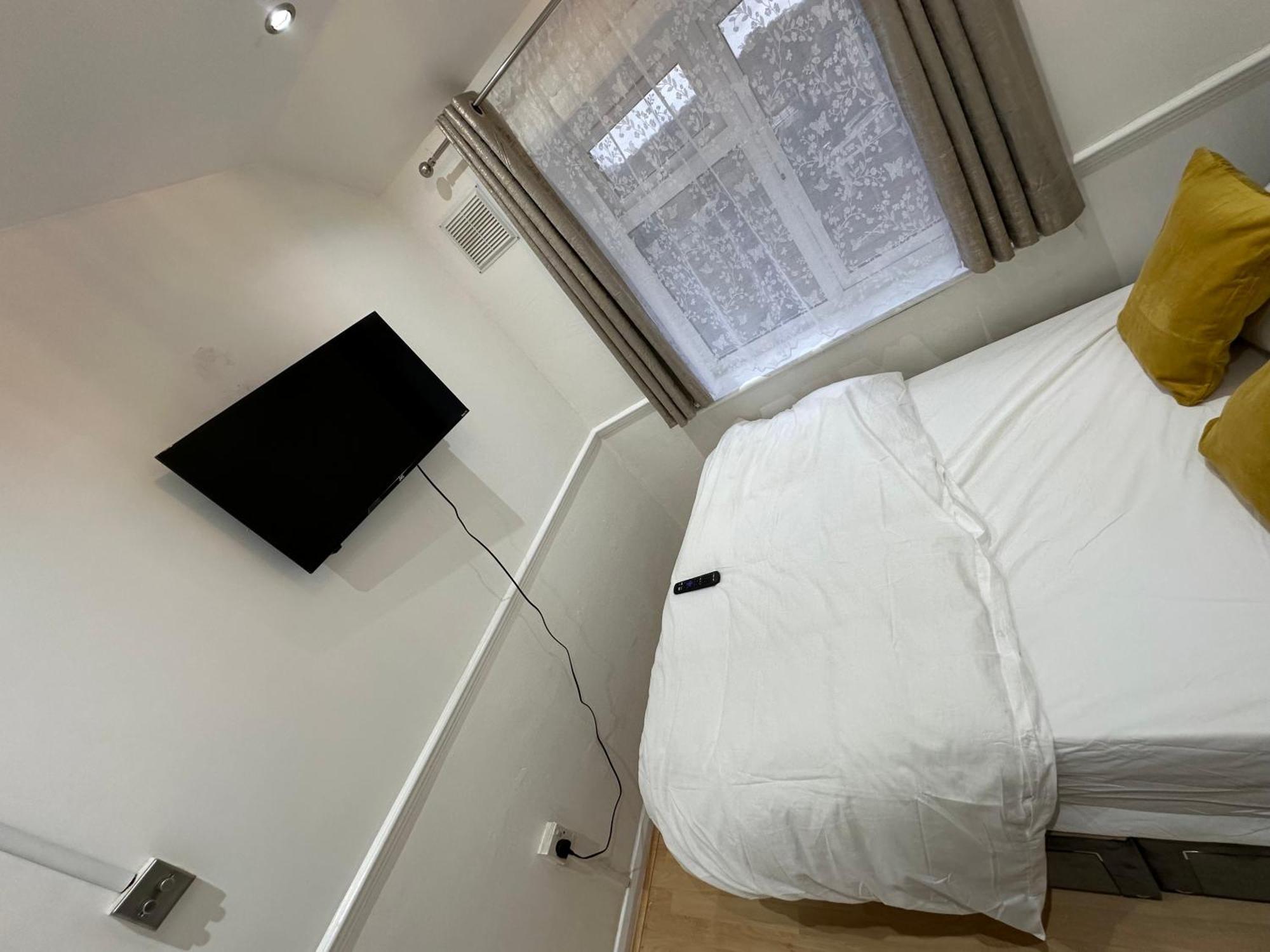3Rd Studio Flat With Private Toilet And Bathroom Setup For Family Enjoyment 134 Keedonwood Road Bromley Exterior photo