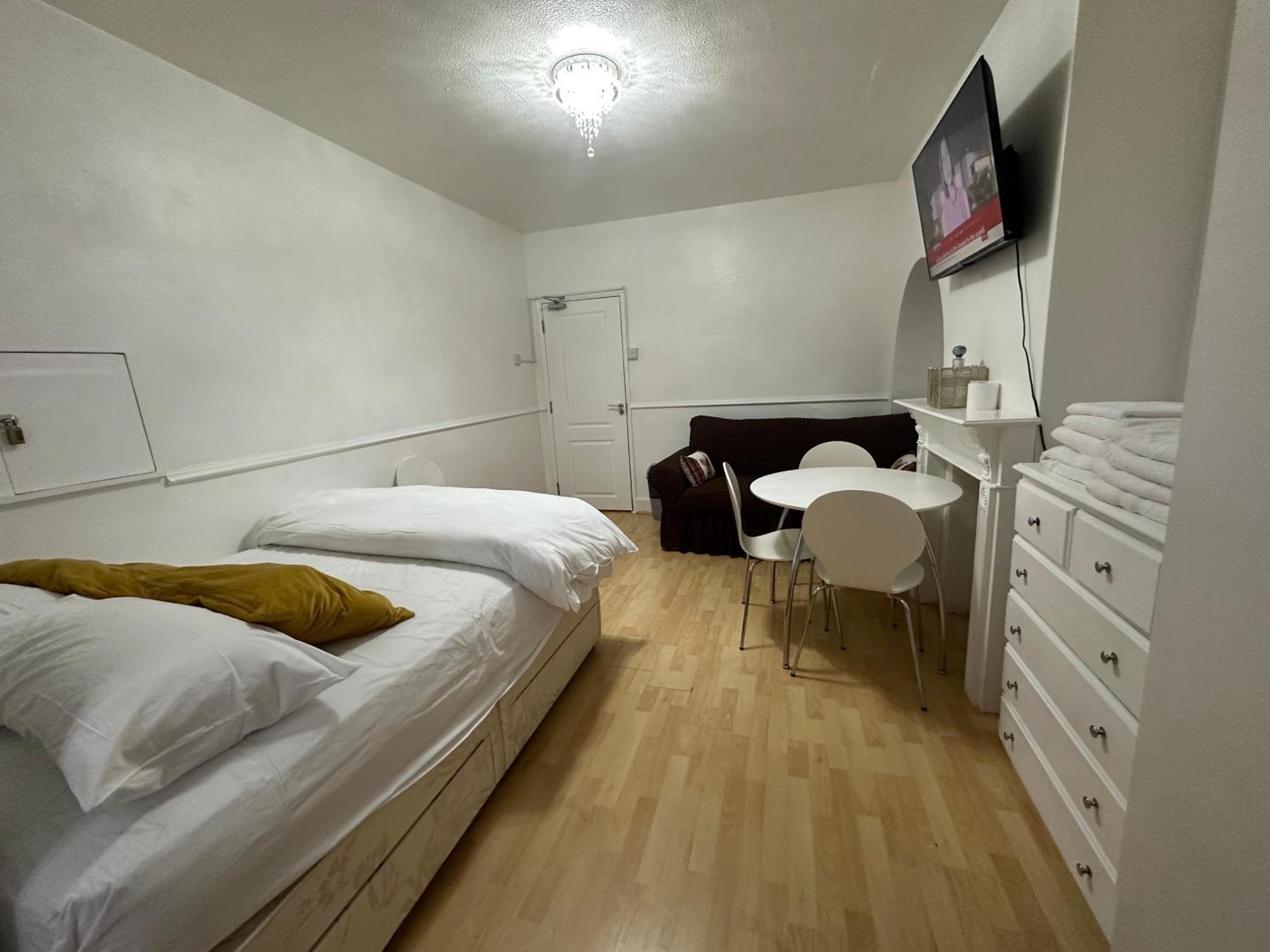 3Rd Studio Flat With Private Toilet And Bathroom Setup For Family Enjoyment 134 Keedonwood Road Bromley Exterior photo
