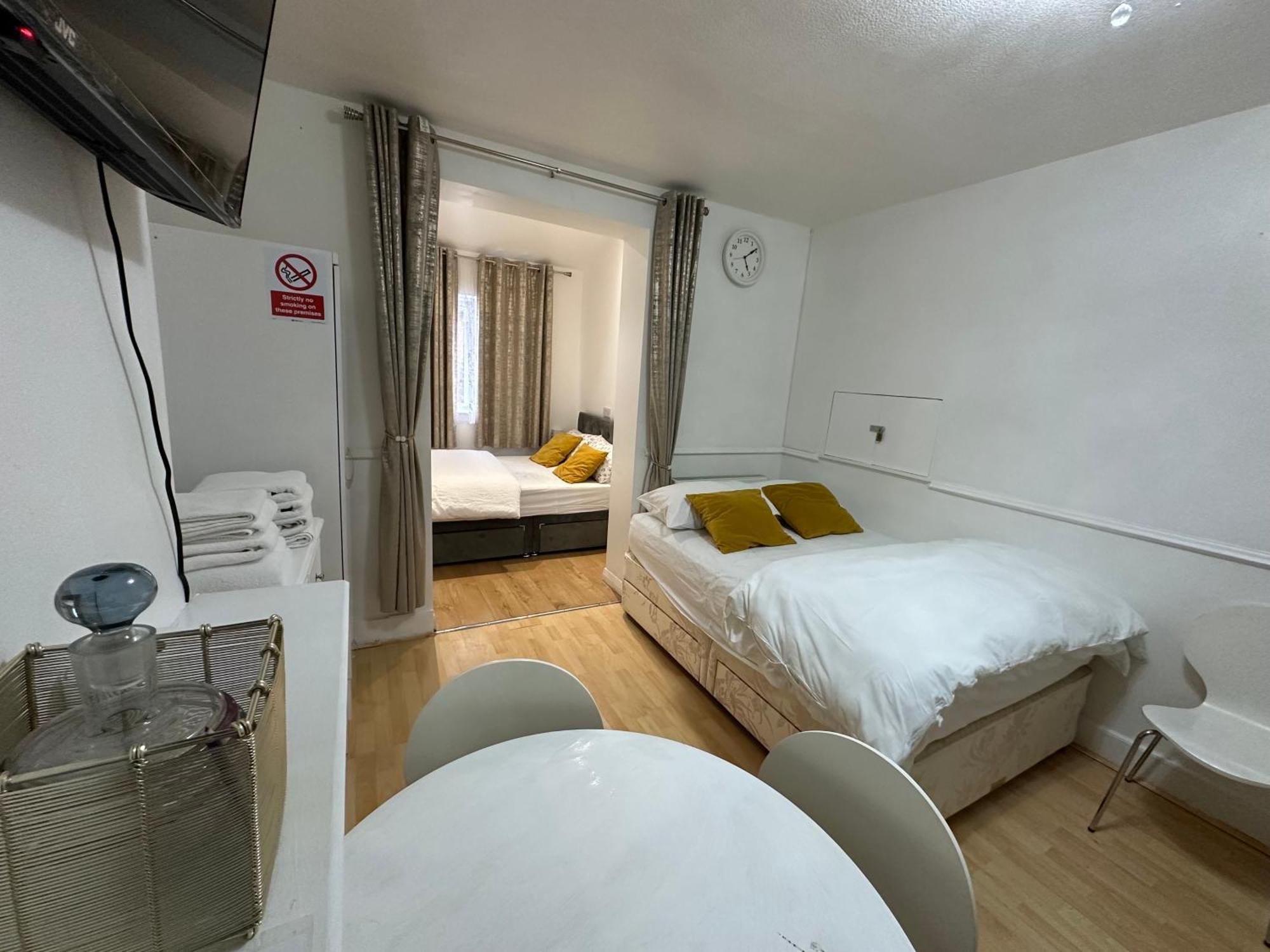 3Rd Studio Flat With Private Toilet And Bathroom Setup For Family Enjoyment 134 Keedonwood Road Bromley Exterior photo